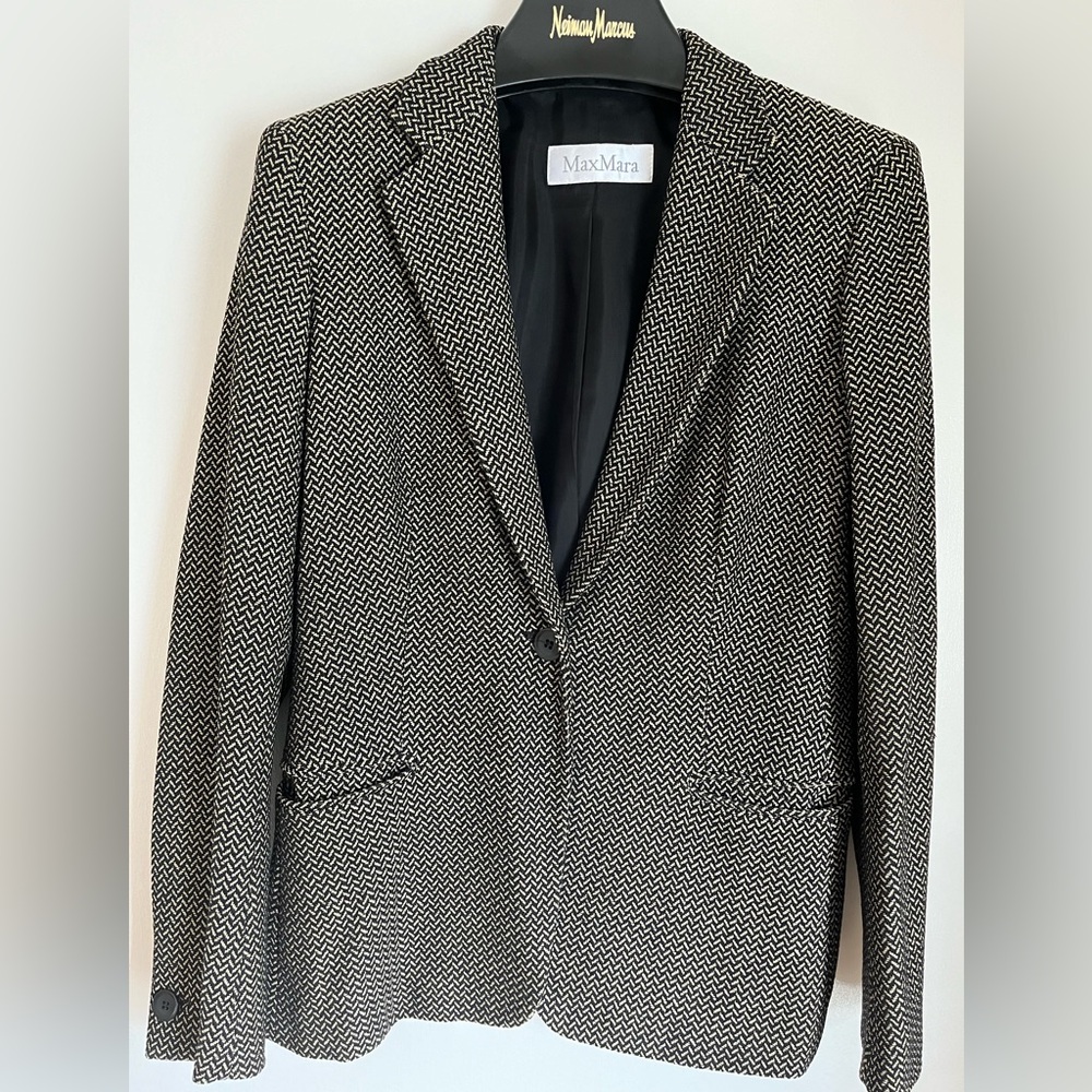 Max Mara black blazer, size 6, great condition, 73% virgin wool, 27% nylon.